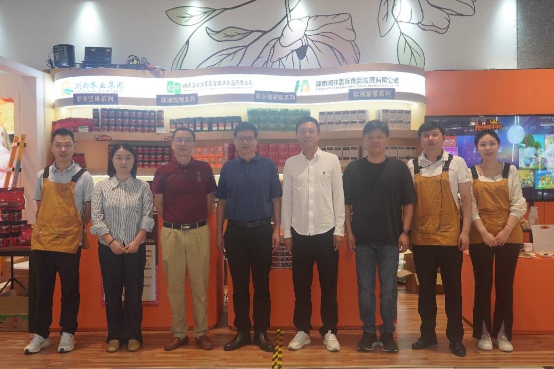 湖南農(nóng)業(yè)集團(tuán)黨委書記、董事長龔小波一行到糧油進(jìn)出口集團(tuán)“非洲好物快閃店”調(diào)研并看望慰問一線員工